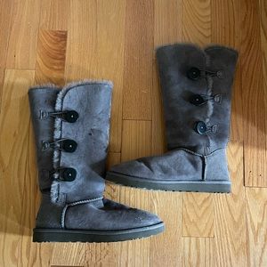 Ugg boots tall 3 buttons. Color grey. Size 9.